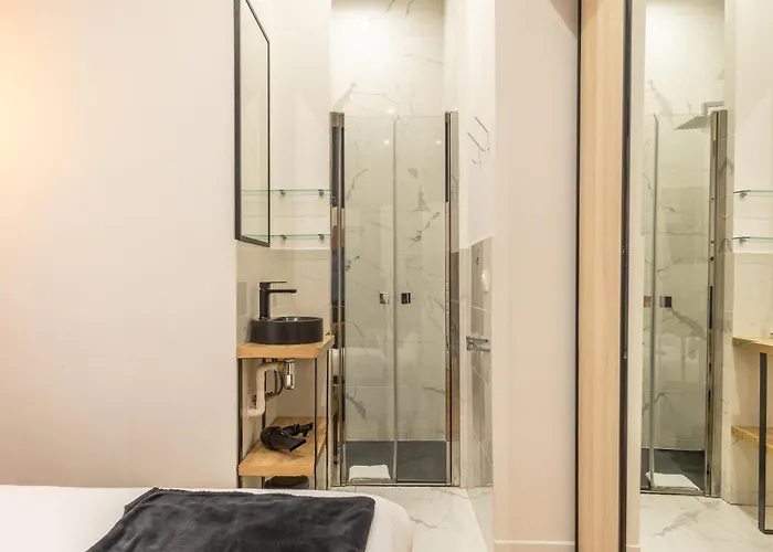 Off Majesti In Montmartre - Rue Pierre Fontaine Daire *