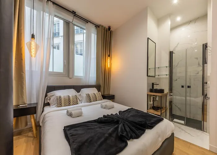 Off Majesti In Montmartre - Rue Pierre Fontaine *